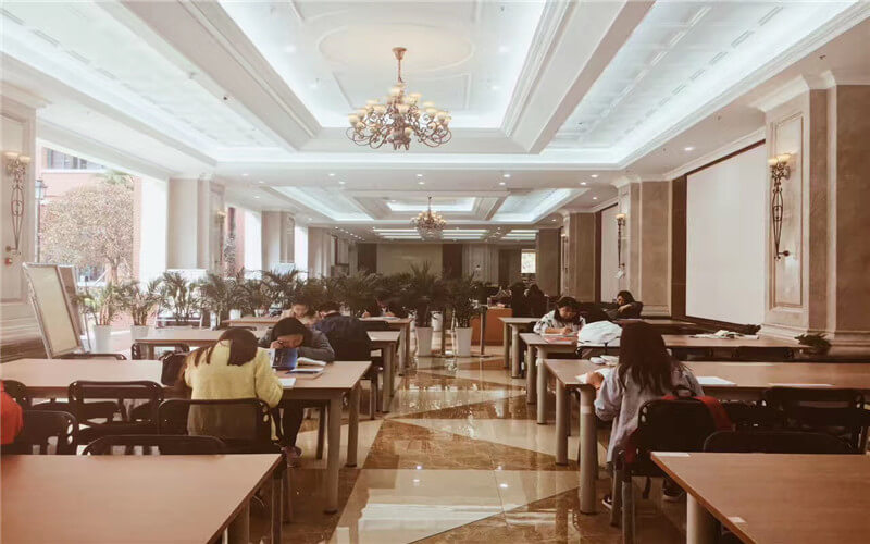 2024年重慶財(cái)經(jīng)學(xué)院金融學(xué)專業(yè)在內(nèi)蒙古錄取分?jǐn)?shù)線參考