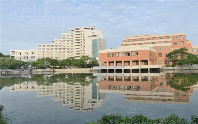河南科技學(xué)院數(shù)學(xué)與應(yīng)用數(shù)學(xué)專業(yè)在河北招生錄取分?jǐn)?shù)(物理類)：498分