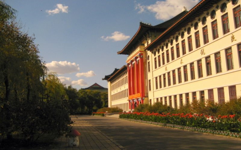 哈爾濱醫(yī)科大學臨床醫(yī)學（5+3一體化，于維漢班）專業(yè)在浙江招生錄取分數(shù)(綜合)：660分