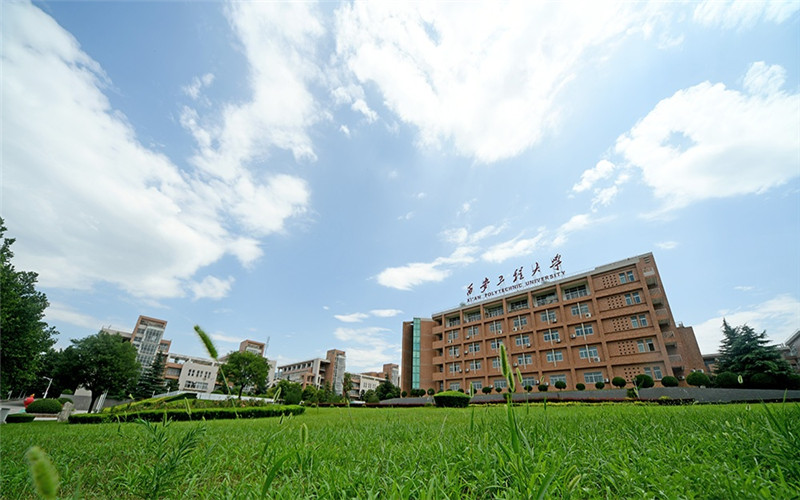 中國人民解放軍空軍軍醫(yī)大學(xué)（第四軍醫(yī)大學(xué)）臨床醫(yī)學(xué)（臨床通科醫(yī)師）（專業(yè)類別：軍事（一）專業(yè)在內(nèi)蒙古招生錄取分?jǐn)?shù)(理科)：565分