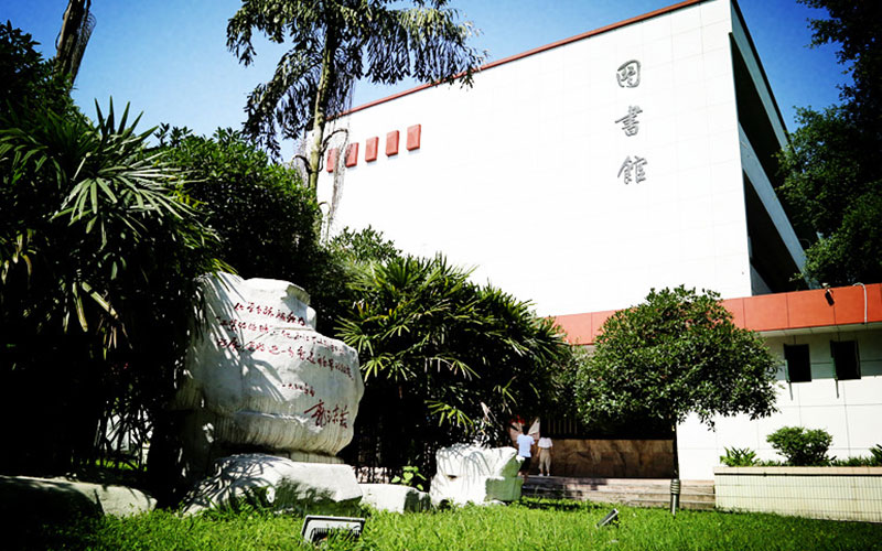 2023年四川化工職業(yè)技術(shù)學(xué)院在新疆招生專(zhuān)業(yè)有哪些？學(xué)費(fèi)是多少？