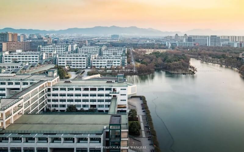 浙江大學(xué)外國(guó)語言文學(xué)類專業(yè)在浙江招生錄取分?jǐn)?shù)(綜合)：665分