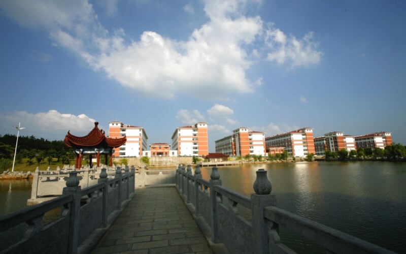 2023年巢湖學(xué)院在甘肅招生專業(yè)有哪些？學(xué)費(fèi)是多少？